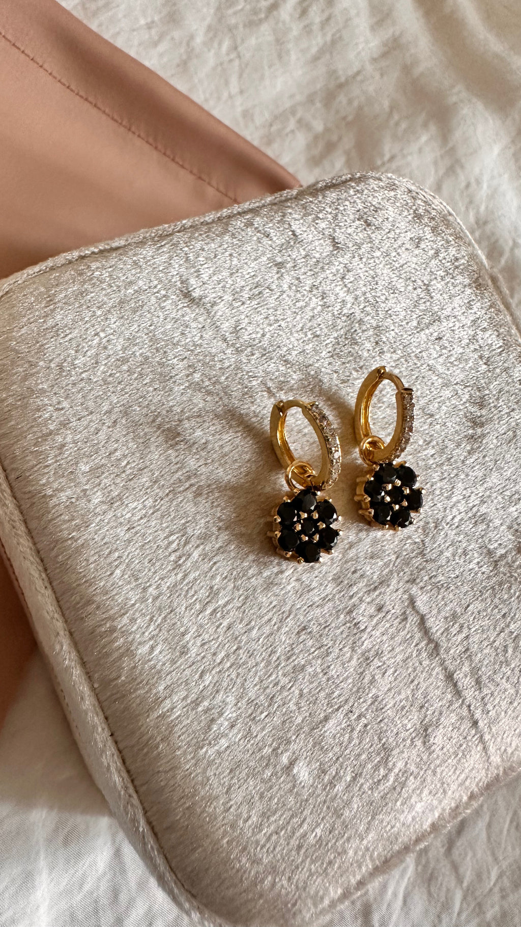Boucles d’oreilles fleurs noires