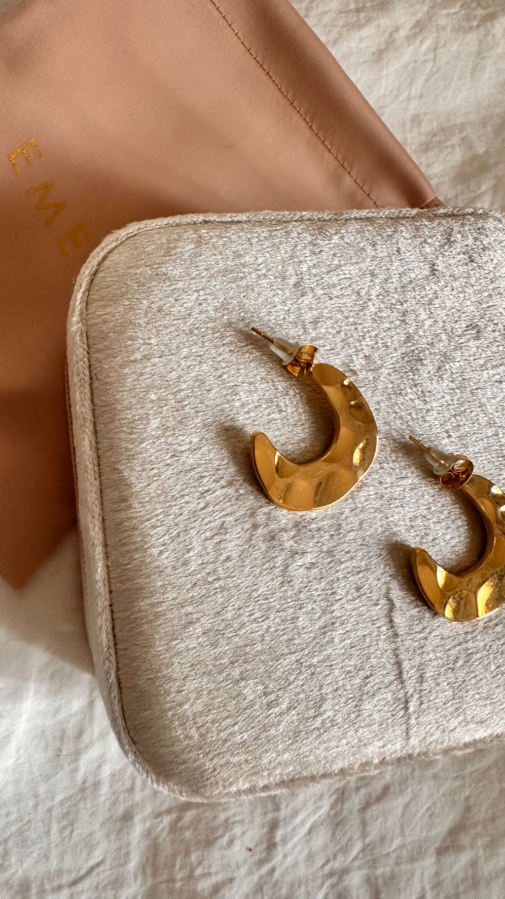 Boucles d’oreilles lune martelée